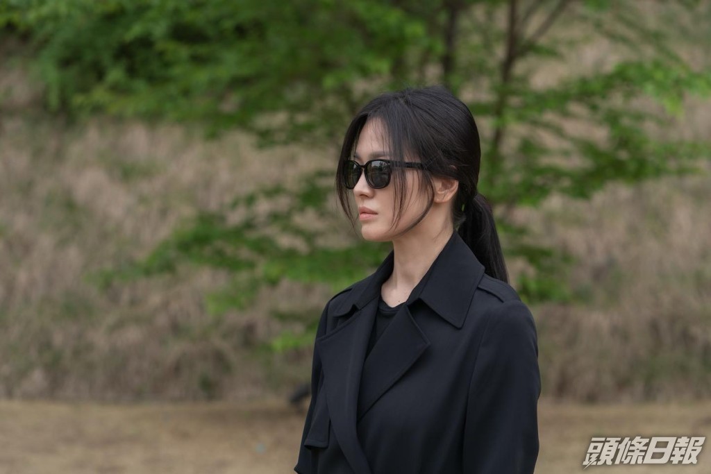 宋慧喬在劇中飾演復仇角色，故經常以Poker Face示人。